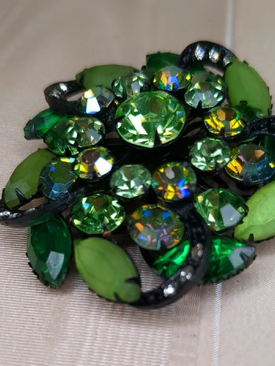 Vintage 1950s Green Crystal Brooch Lime Navettes Japanned Gothic Revival - Picture 7 of 7